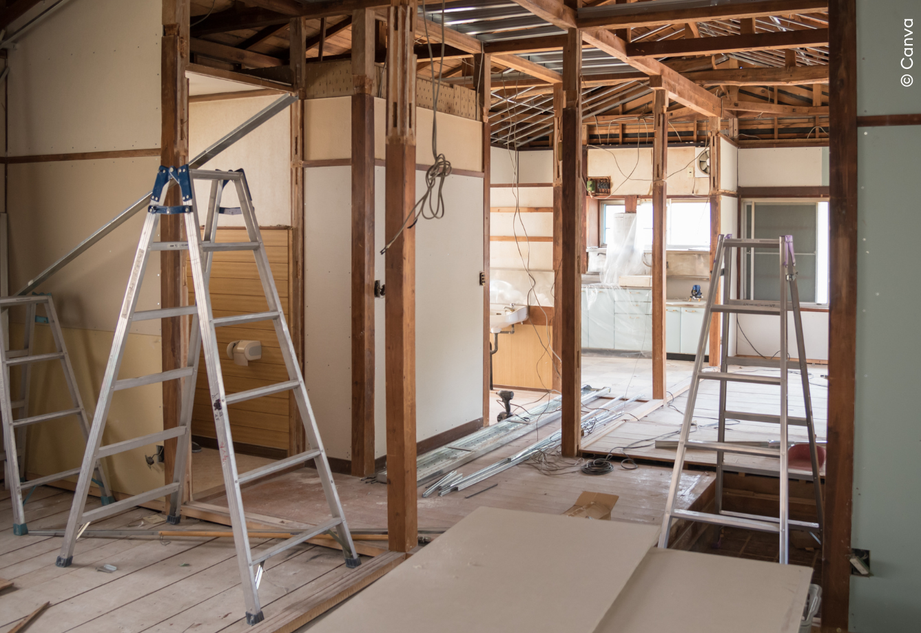 Bauen im Bestand: Das Dachgeschoss eines Altbaus wird saniert.