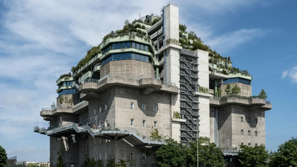 Der begrünte Hamburger Bunker ist vor einem blauen Himmel zu sehen. Er ist ein Beispiel für Öko-Brutalismus.