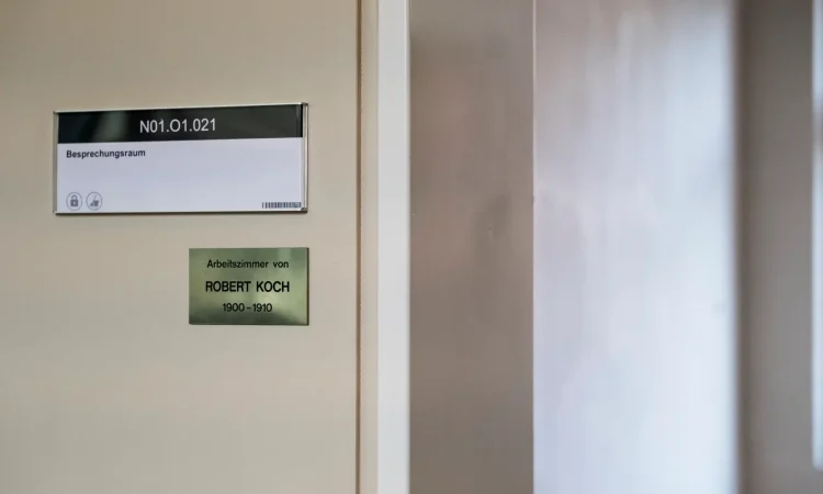 Schild des Besprechungsraums Robert Koch-Institut
